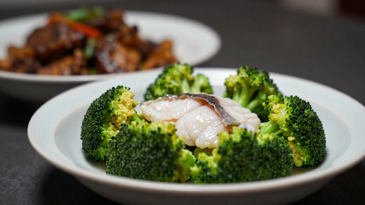 Полезная еда в фокусе, тяжелая пища размыта на фоне